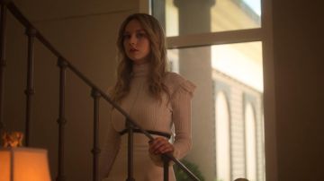 Ralph Lauren White Lace Top worn by Carla (Ester Expósito) in Elite (S03E02)