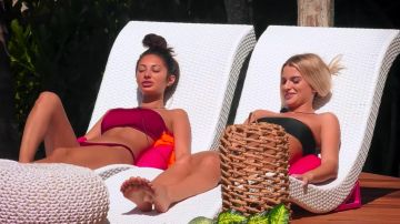 Le bikini noir haut bandeau porté par Haley dans Séduction Haute Tension
