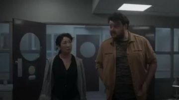 Camisa negra con botones usados por Eve Polastri (Sandra Oh) en Killing Eve Temporada 3 Episodio 2