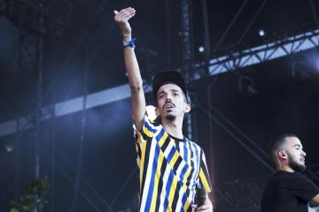 Le t-shirt oversize rayé porté par Florian aka Bigflo lors du concert à Solidays de Bigflo & Oli