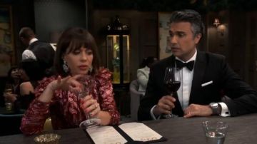 Vestido rosa metálico de cuello recortado en wrap usado por Elizabeth (Natasha Leggero) en Broke Temporada 1 Episodio 3