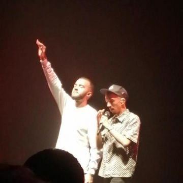 The sweatshirt neck crew neck worn by Oli Ordonez in concert on the account Instagram of @bigfloetoli.photosconcerts 