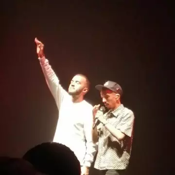 Le sweatshirt col ras du cou porté par Oli Ordonez en concert sur le compte Instagram de @bigfloetoli.photosconcerts 