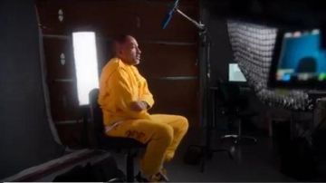 Pantalones amarillos de pista usados por Kenya Barris (Kenya Barris) en #blackAF Temporada 1 Episodio 4