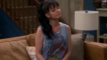White Tee worn by Jackie (Pauley Perrette) in Broke Season 1 Episode 3