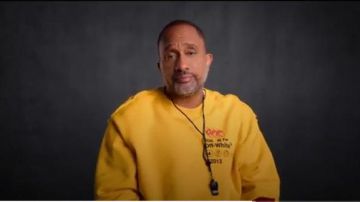 Sudadera amarilla usada por Kenya Barris (Kenya Barris) en #blackAF Temporada 1 Episodio 4