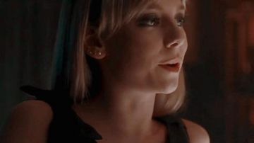 The black dress skater Whistles worn by Carla (Ester Expósito) in the series Elite