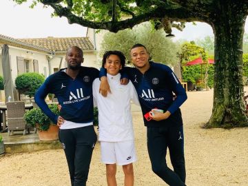 The Nike jersey VaporKnit PSG carried by Kylian Mbappé on his account Instagram @k. mbappe