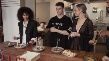 The black dress of Ester Expósito in the YouTube video Los MEJORES PINTXOS de ELITE | Netflix España