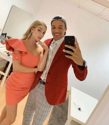 The coral dress worn by Ester Expósito on a selfie on Instagram