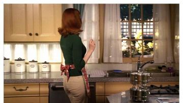 Le tablier de cuisine rouge à noeud de Bree Van De Kamp (Marcia Cross) dans Desperate Housewives