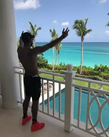 La paire de Nike Air Yeezy 2 Red October de Kyrie Irving sur son compte Instagram @kyrieirving