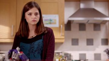 Bleu Floral Combi porté par Clara (Jenna Coleman) dans Doctor Who (S07E11)