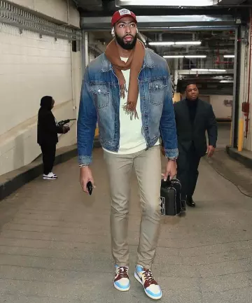 Les baskets Nike Jordan 1 Mid SE Fearless Maison Chateau Rouge de Anthony Davis sur son compte Instagram @antdavis23