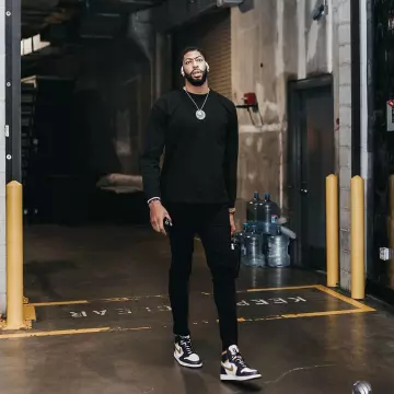 La paire de Nike Jordan 1 Retro High OG Defiant SB LA to Chicago de Anthony Davis sur son compte Instagram @antdavis23
