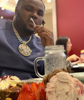 El jersey azul nike tech fleece usado por Tee Grizzley en su cuenta de Instagram @tee_grizzley