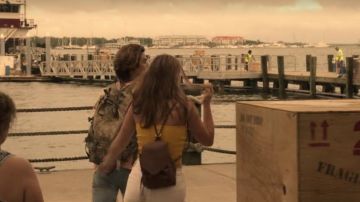 La pequeña mochila marrón que lleva Sarah Cameron (Madelyn Cline) en la serie Outer Banks (Temporada 1 Episodio 4)