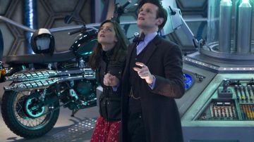 Vestido de estampado floral rojo usado por Clara (Jenna Coleman) en Doctor Who (S07)