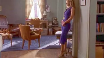 Le fauteuil velours jaune moutarde de Carrie Bradshaw (Sarah Jessica Parker) dans Sex and the City
