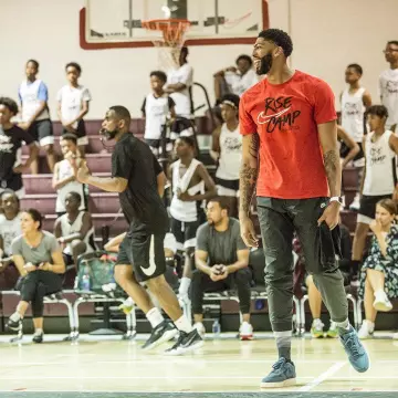 Les sneakers Nike Air Force 1 Low Premium 3 Velour Blue Void de Anthony Davis sur son compte Instagram @antdavis23