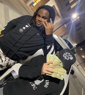 La sudadera con capucha negra Diag Mariana Double Tee de Off-White usada por Tee Grizzley en su cuenta de Instagram @tee_grizzley