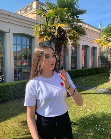 La camiseta comme des Garçons usada por Léa Spk en su cuenta de Instagram @lea_spk