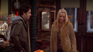 En daim et Fourrure Veste portée par Phoebe Buffay (Lisa Kudrow) dans Friends (Saison 10, Épisode 14)