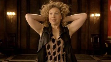 Urban Outfitters Robe portée par River Song (Alex Kingston) dans Doctor Who (S06E08)