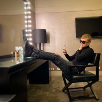 Le pull col roulé porté par Valentin Le Du aka Vald sur son compte Instagram @valdsullyvan 