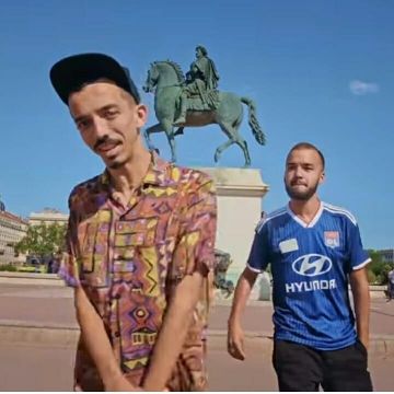 La camiseta visitante del Olympique Lyonnais 2019/2020 usada por Oli en la cuenta de Instagram de @_bigflo_et_oli_fans 