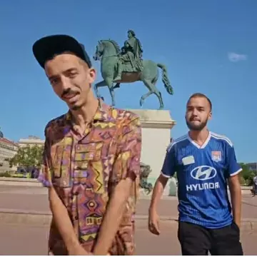 Le maillot de l'Olympique Lyonnais extérieur 2019 /2020 porté par Oli sur le compte Instagram de @_bigflo_et_oli_fans 