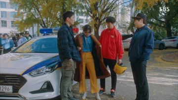 Bottines portées par Jeong Tae Eul (Kim Go-eun) Au Roi: Éternelle Monarque Épisode 1