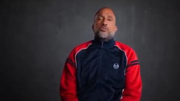 Veste de survêtement Colorblock porté par le Kenya Barris (Kenya Barris) dans #blackAF Saison 1 Épisode 6