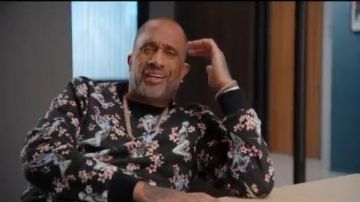 Flo­ral Sweat­shirt worn by Kenya Barris (Kenya Barris) in #blackAF Season 1 Episode 6
