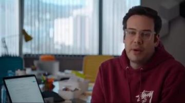 Bourgogne Hoodie, portés par Danny (Gil Ozeri) dans #blackAF Saison 1 Épisode 6