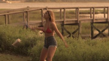 Gap Blue Button Short usado por Sarah Cameron (Madelyn Cline) en Outer Banks Temporada 1 Episodio 1