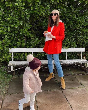 Manteaux Rouge de Louise Roe sur l'Instagram account @louiseroe