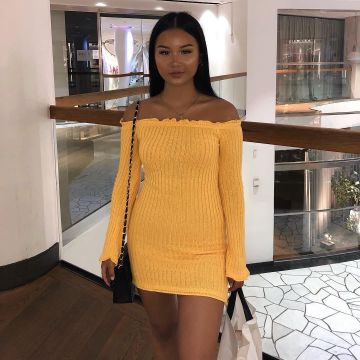Bardot Tricoté Mini Robe de Helena sur son Instagram account @hhelenanguyen