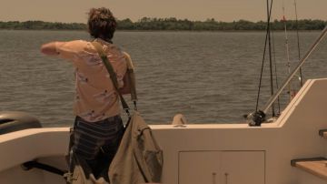 D'Impression jaune Shirt porté par John B (Chase Stokes) dans les Outer Banks Saison 1 Épisode 1