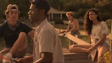 Jaune Baskets portées par Kiara (Dépositaire de Madison) dans les Outer Banks Saison 1 Épisode 1