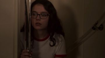 Camiseta de timbre blanco de LNA usada por Wheezie Cameron (Julia Antonelli) en Outer Banks Temporada 1 Episodio 2