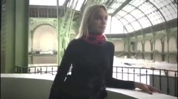 The scarf, created by the artist Richard Téxier for Innangelo worn by Inna Zobova at the opening of the FIAC 2017