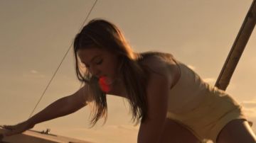 Forever 21 White Tube Top usado por Sarah Cameron (Madelyn Cline) en Outer Banks Temporada 1 Episodio 2