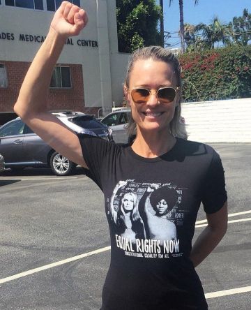 La camiseta de Equal Rights Now usada por Robin Wright en su cuenta de Instagram @robingwright