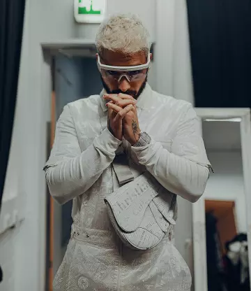 Le sac Saddle Dior & Daniel Arsham en cuir de veau blanc à imprimé Newspaper de Maluma sur son compte Instagram @maluma