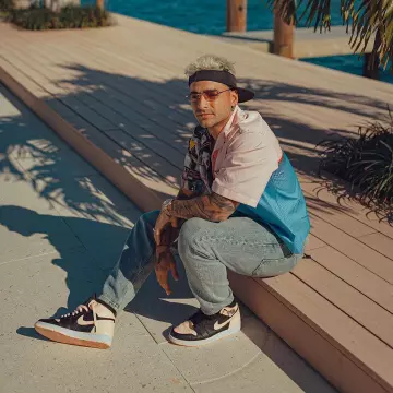 Les sneakers Nike Jordan 1 Retro High Black Crimson Tint portées par Maluma sur son compte Instagram @maluma