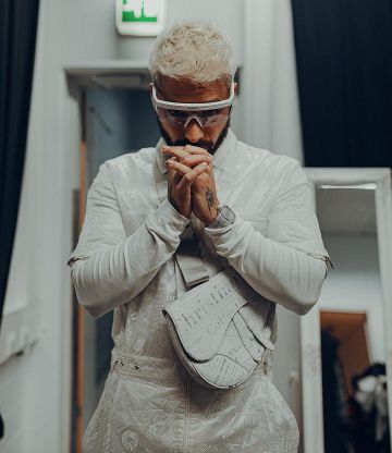 Los vaqueros delgados en algodón blanco impresos por los periódicos Dior & Daniel Arsham que usó Maluma en su cuenta de Instagram @maluma