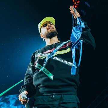 La sudadera Dsquared2 con rayas con logo que lleva Maluma en su cuenta de Instagram @maluma