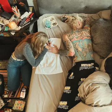 Le jogging Fucking Awesome noir porté par Machine Gun Kelly sur son compte Instagram @machinegunkelly