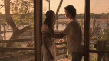 American Eagle Light Wash Jeans porté par (Madison Bailey) dans les Outer Banks Saison 1 Épisode 2